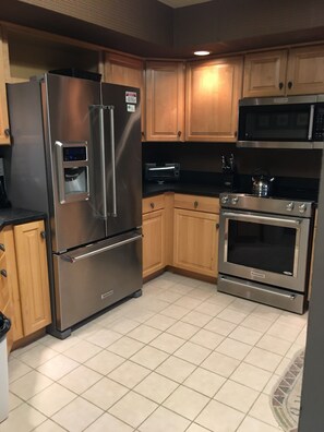 Kjøleskap, mikrobølgeovn, ovn og kokeplater