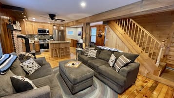 Una Smart TV, una chimenea, un reproductor de DVD, una videoteca