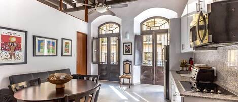 冷蔵庫、電子レンジ、コンロ、コーヒー / ティーメーカー