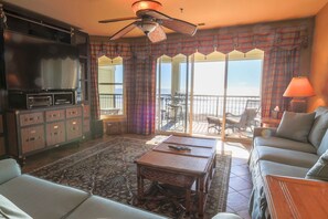 TV, DVD-spiller og stereoanlegg