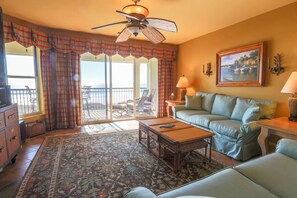 Een televisie, een dvd-speler en een stereo