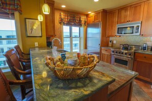 Kjøleskap, mikrobølgeovn, ovn og oppvaskmaskin