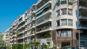 A multi-story residential building with balconies, a sign indicating 360 places, and a visible entrance to a hotel named "RESIDENCES LES ROSÉS". - Violet 2 bedroom apartment (Nice)
