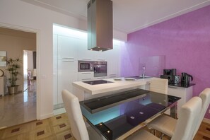 Kühlschrank, Mikrowelle, Ofen, Geschirrspüler