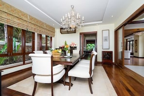 4 Bedrooms Luxury Villa with Ocean View  | تناول الطعام داخل الغرفة