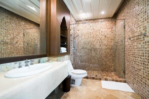 4 Bedrooms Luxury Villa with Ocean View  | Bathroom | Separate tub and shower, deep soaking tub, rainfall showerhead - Violaine House (Koh Samui)