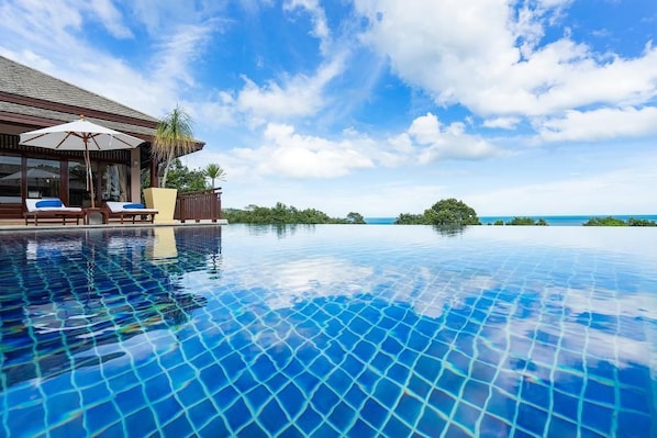 Outdoor pool, an infinity pool