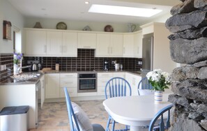 Geladeira, micro-ondas, fogão, lava-louças