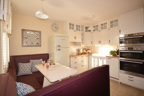 Een oven, een diepvriezer, een eettafel