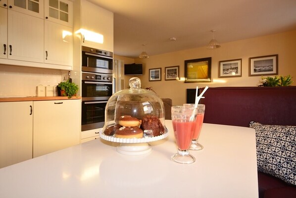 Een oven, een diepvriezer, een eettafel