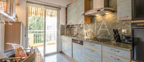 冷蔵庫、電子レンジ、オーブン、コンロ