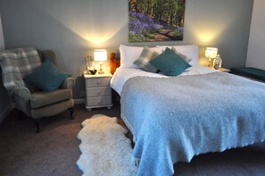 3 chambres, bureau, fer et planche à repasser, lit de bébé portatif