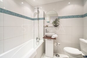 Regendusche, Haartrockner, Handtücher