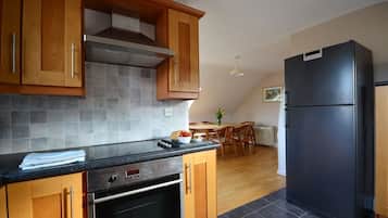 Jääkaappi, mikroaaltouuni, uuni, liesi