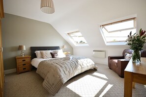 3 habitaciones, tabla de planchar con plancha, wifi y ropa de cama 