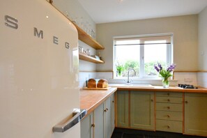 Réfrigérateur, four à micro-ondes, un four, surface de cuisson