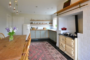 Fridge, microwave, oven, stovetop - Ballydavid Sands 3 bedroom house VRBO (County Kerry)
