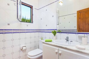 Kombination af bruser/badekar, håndklæder