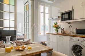 Mikrovågsugn, ugn, spishäll och matbord