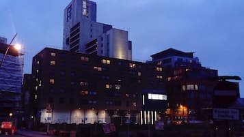 Fachada da propriedade à noite