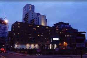 Fachada de la propiedad por la tarde o noche