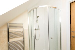 Douche, sèche-cheveux, serviettes fournies