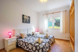 4 bedrooms, WiFi, bed sheets