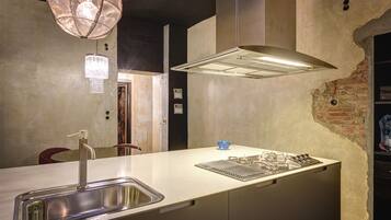 Frigorifero, microonde, forno, piano cottura