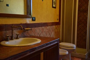 A bathroom with a sink, toilet, and a shower area. - Carabollace Estate - Mistral (Sciacca)