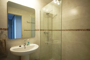 Combined shower/bathtub, hair dryer, bidet, towels - La Vista in Altea Hills, Costa Blanca (Altea Hills)