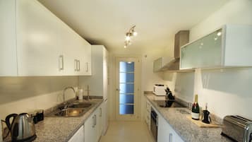 Frigorifero, microonde, forno, piano cottura