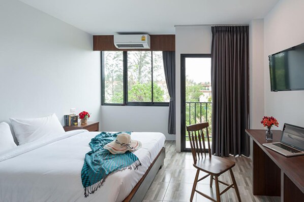 Standard Double Room | خزنة داخل الغرفة ومكتب وستائر تعتيم وواي فاي مجانًا