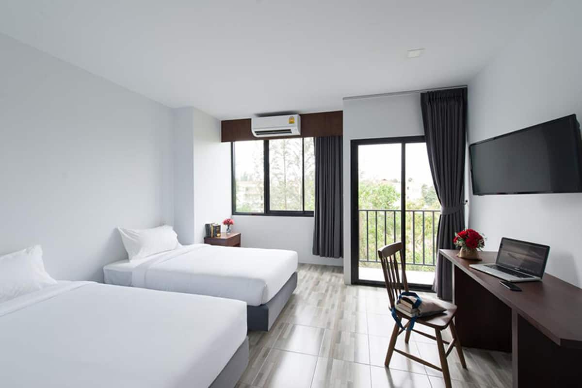 Standard Twin Room | In-room safe, desk, blackout curtains, free WiFi