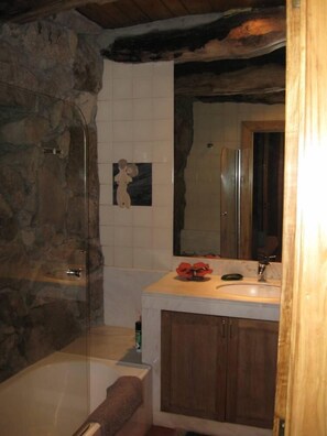 Ensemble douche/baignoire, sèche-cheveux, bidet, serviettes fournies