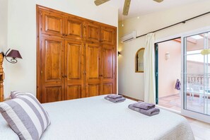 4 bedrooms, WiFi, bed sheets - Villa Marcolis Cel - Four Bedroom Villa, Sleeps 6 (Serpentona)