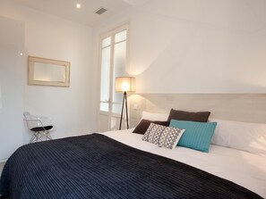 2 slaapkamers, een strijkplank/strijkijzer, internet, beddengoed