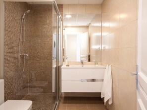 Chuveiro, secador de cabelo, toalhas de banho 