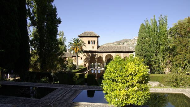 A historic building with arched windows and a tower, surrounded by a well-maintained garden and a reflective pool. - TOPLIGGING: Luxury penthouse, golf, terrace 180 ° fantastic sea view, free Wifi (Mojácar)