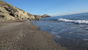 A rocky beach with pebbles and a clear blue sky. - TOPLIGGING: Luxury penthouse, golf, terrace 180 ° fantastic sea view, free Wifi (Mojácar)