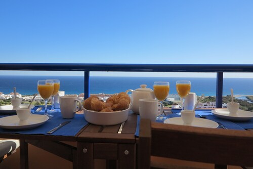 RAKENNUS: Ylellinen kattohuoneisto, golf, terassi 180 ° upea merinäköala, ilmainen Wifi