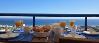 TOPLIGGING: Penthouse de luxe, golf, terrasse 180 ° vue mer fantastique, Wifi gratuit
