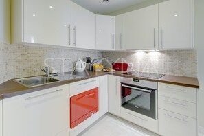 Fridge, oven, coffee/tea maker, cookware/dishes/utensils - Fuchsia 1 bedroom apartment VRBO (Nice)