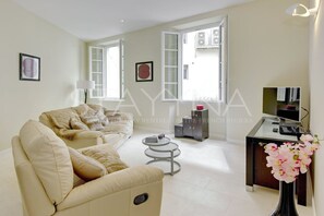 TV - Fuchsia 1 bedroom apartment VRBO (Nice)