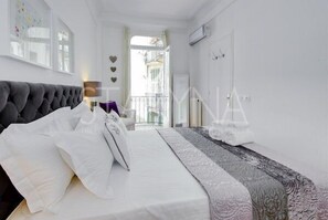 1 habitación, tabla de planchar con plancha y ropa de cama 