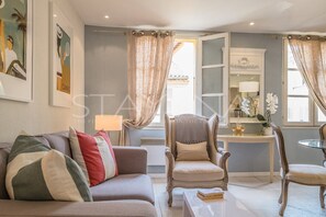 TV - Eve 1 bedroom apartment in the Old Town VRBO (Nice)