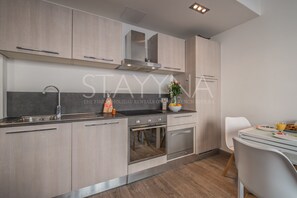 Fridge, oven, stovetop, dishwasher