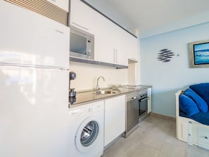 Een koelkast, een microgolfoven, een oven, een vaatwasser