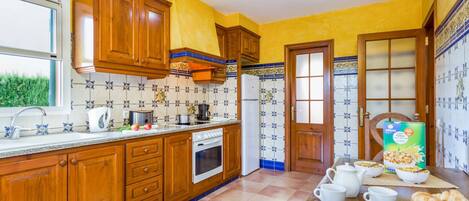 Kjøleskap, mikrobølgeovn, ovn og oppvaskmaskin