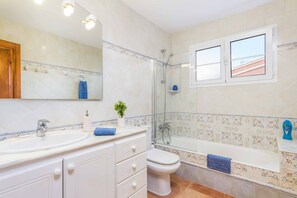 Ducha y bañera combinadas y toallas