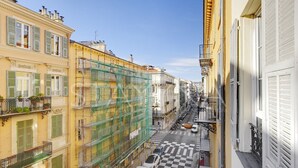 A narrow street with buildings on either side, some with scaffolding and construction. - Lauren 2 bedroom apartment VRBO (Nice)